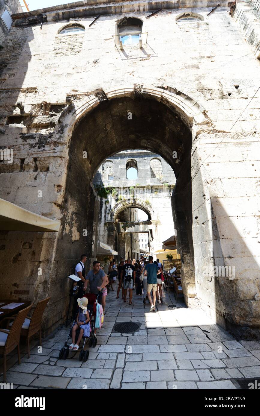 La porte de l'Irong (Željezna vrata) dans le palais des Dioclétiens à Split, en Croatie. Banque D'Images
