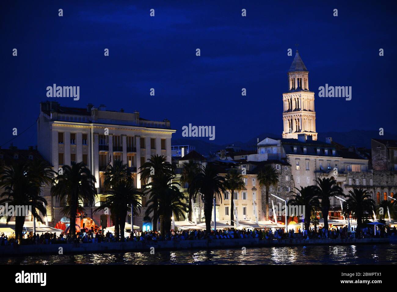 Le beau bâtiment le long du front de mer à Split, Croatie. Banque D'Images