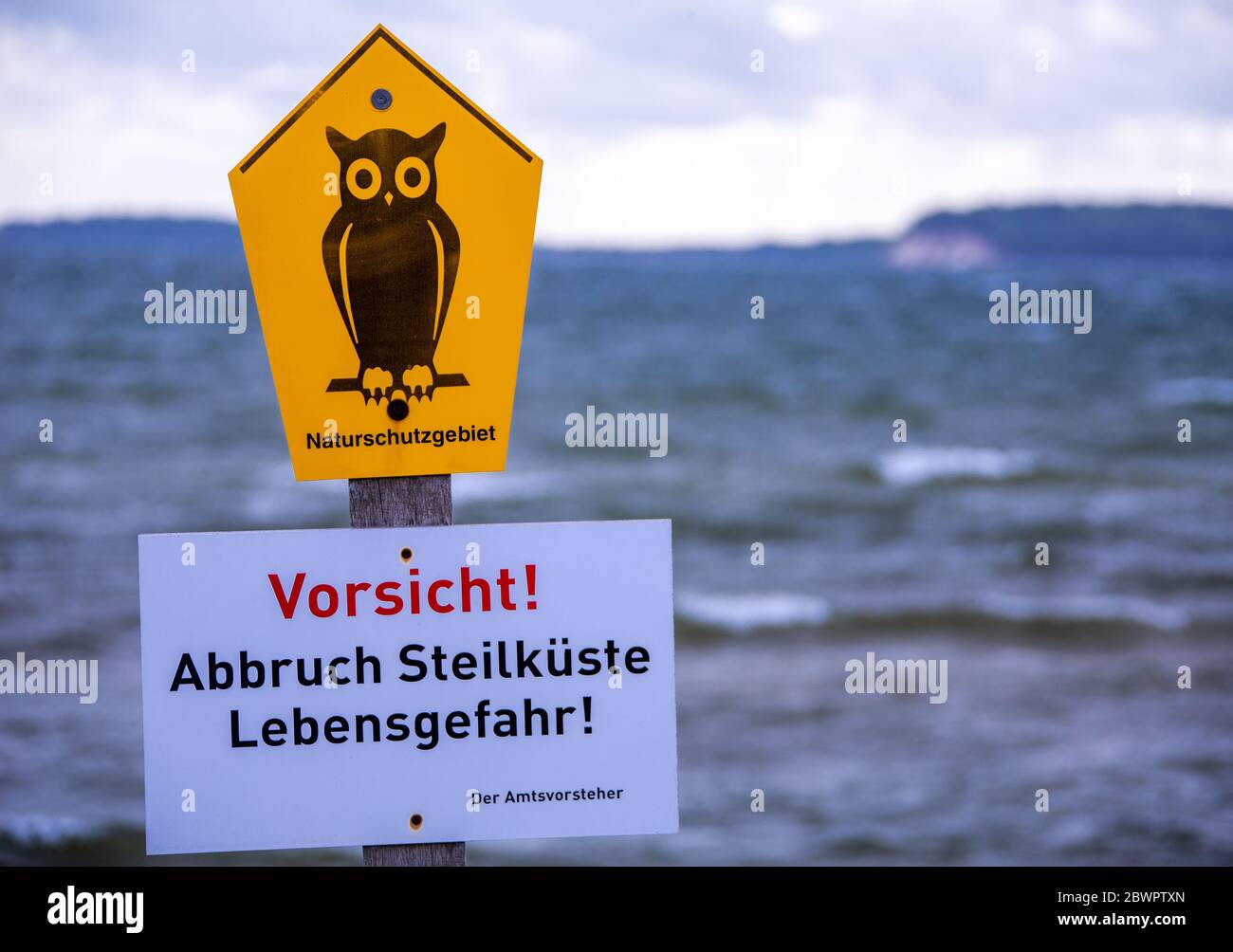 Neu Reddevitz, Allemagne. 24 mai 2020. Un panneau d'avertissement sur la rive près de Neu Reddevitz sur l'île de Rügen, en mer Baltique, vous informe sur les dangers de la côte escarpée voisine. Rügen est la plus grande île allemande en termes de superficie et, avec environ 77,000 habitants, la plus peuplée. Credit: Jens Büttner/dpa-Zentralbild/ZB/dpa/Alay Live News Banque D'Images