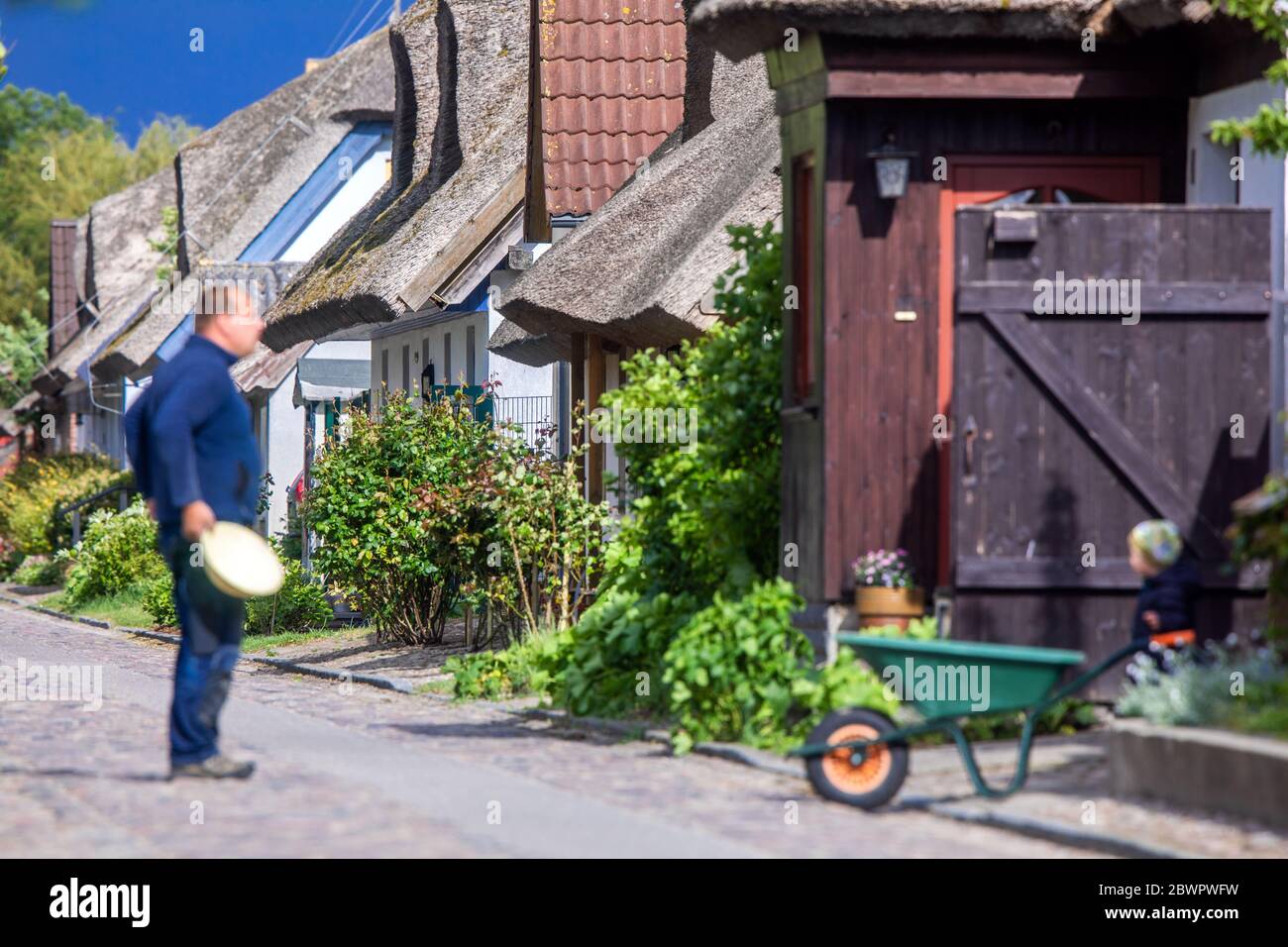 Neu Reddevitz, Allemagne. 24 mai 2020. Les résidents se trouvent dans la rue pavée du village de Neu Reddevitz, sur l'île Baltique de Rügen. Rügen est la plus grande île allemande en termes de superficie et, avec environ 77,000 habitants, la plus peuplée. Credit: Jens Büttner/dpa-Zentralbild/ZB/dpa/Alay Live News Banque D'Images