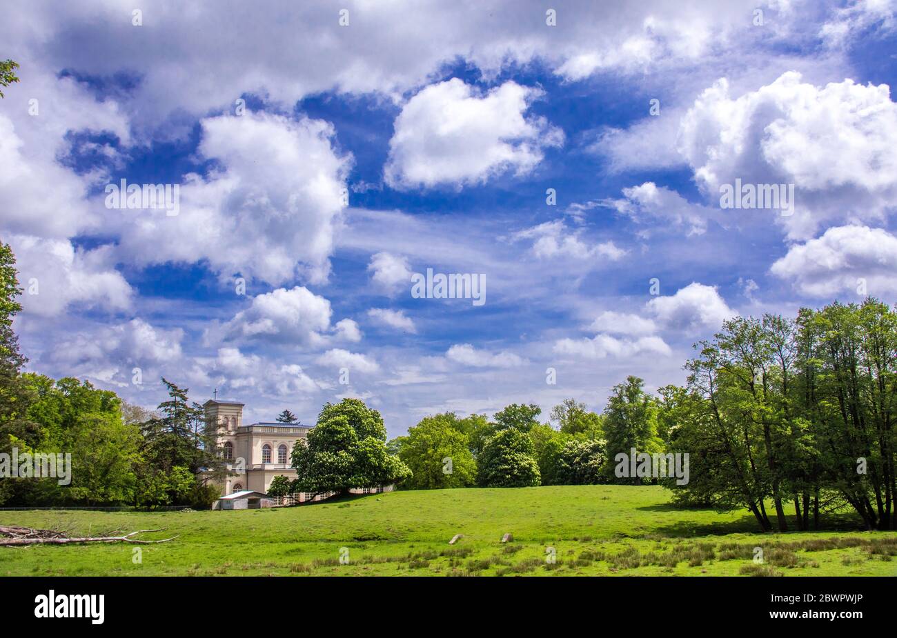 Putbus, Allemagne. 24 mai 2020. L'église du château dans le parc de Putbus sur l'île de Rügen, en mer Baltique. Rügen est la plus grande île allemande en termes de superficie et, avec une population d'environ 77,000 000 habitants, la plus peuplée. Credit: Jens Büttner/dpa-Zentralbild/ZB/dpa/Alay Live News Banque D'Images
