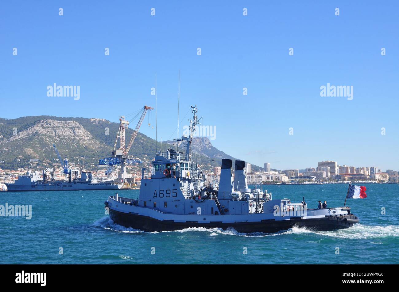 La Marine nationale française a fait un tug pendant la parade des voiles légendaires dans le port de Toulon Banque D'Images