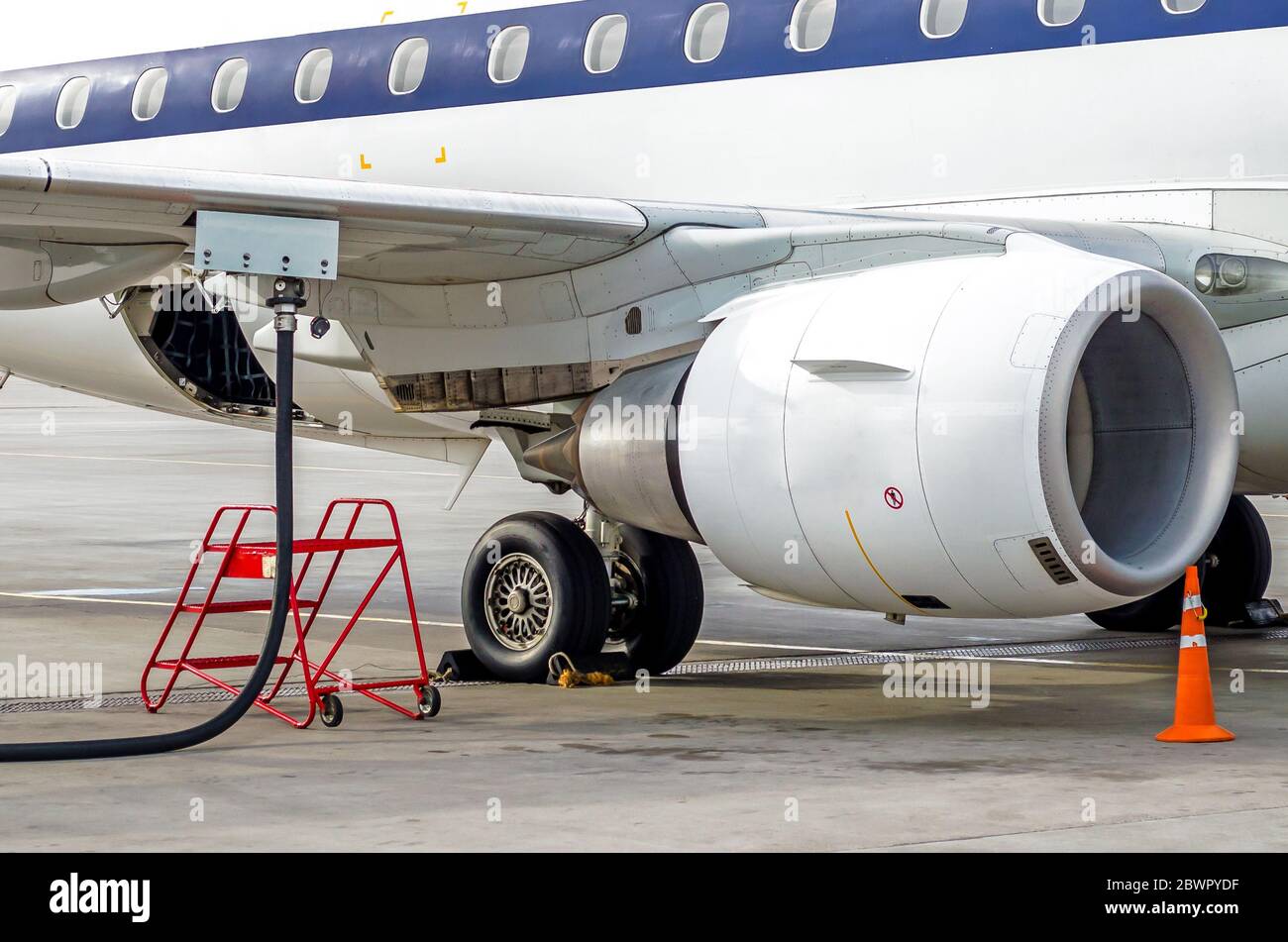 Ravitaillement en carburant, vue de l'aile, tuyau, moteur Service d'aéroport Banque D'Images