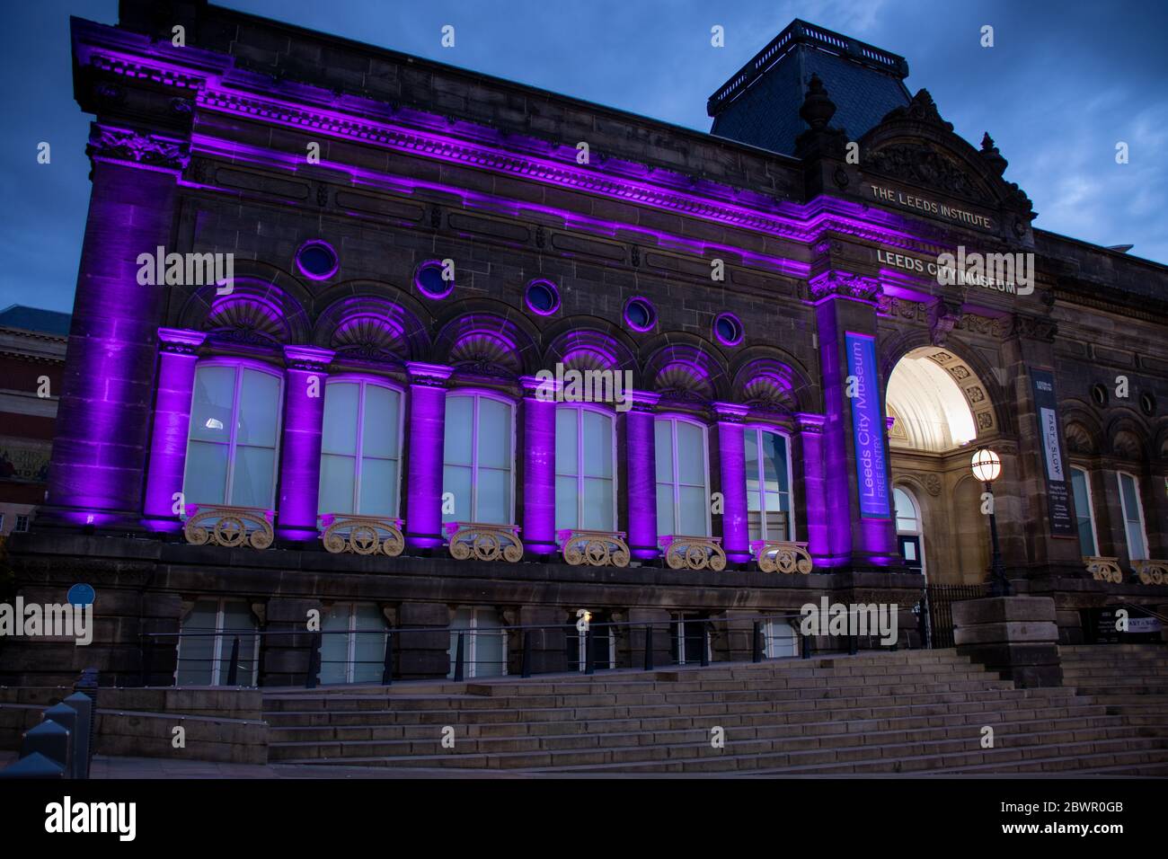 Leeds UK, 2 juin 2020: La photo nocturne du musée de la ville de Leeds s'illumine en violet à la mémoire de George Floyd situé dans le centre de la ville de Leeds à Mill Banque D'Images