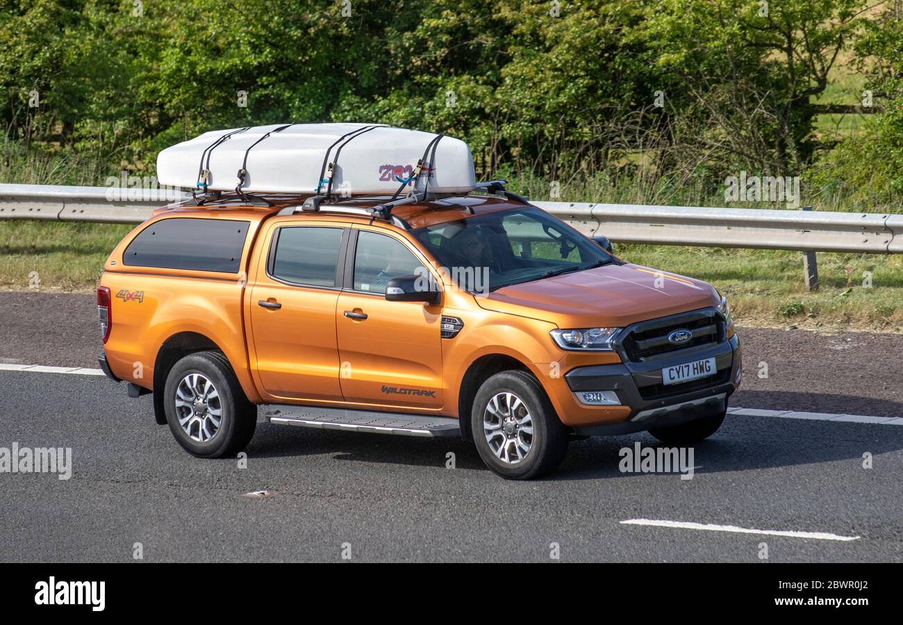 2017 orange Ford Ranger Wildtrak 4X4 TDCI; véhicules en mouvement de la  circulation routière, voitures conduisant des véhicules sur les routes  britanniques, moteurs transportant des bateaux sur le porte-bagages de  toit, conduite