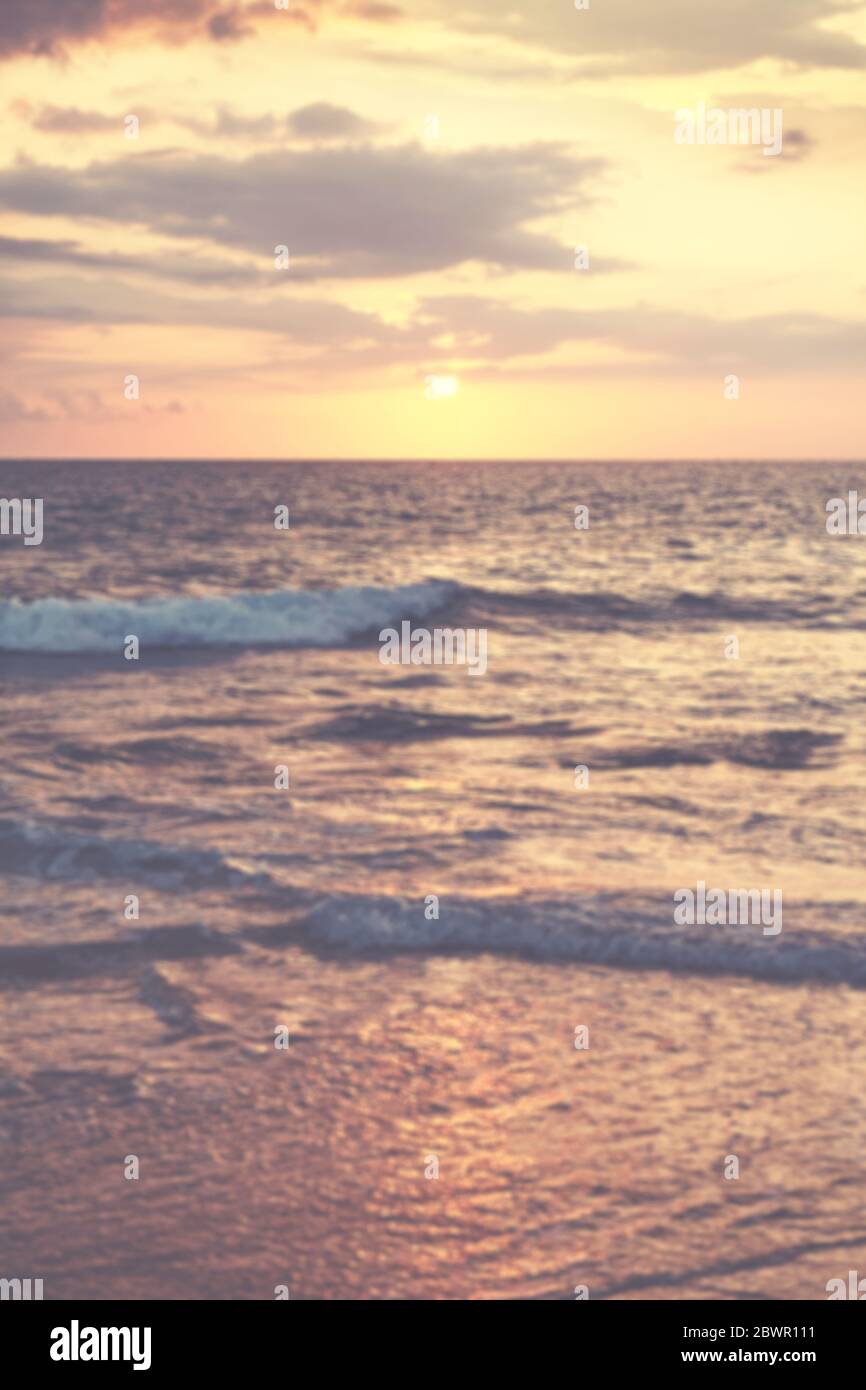 Image floue de l'océan au coucher du soleil, arrière-plan de vacances d'été. Banque D'Images