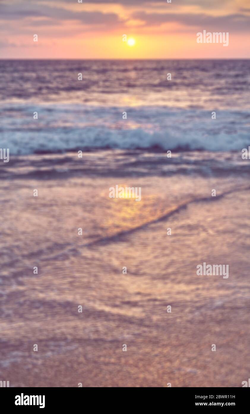 Image floue de l'océan au coucher du soleil, arrière-plan de vacances d'été. Banque D'Images