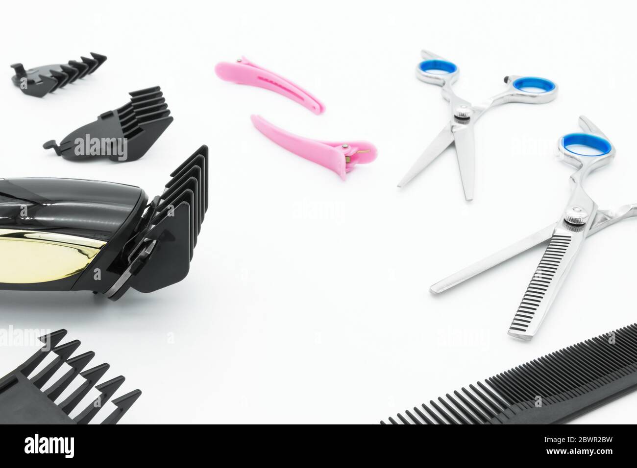 Ensemble de ciseaux de cheveux les outils de coiffure avec tondeuse à cheveux électrique sans fil sont isolés sur fond blanc. Banque D'Images
