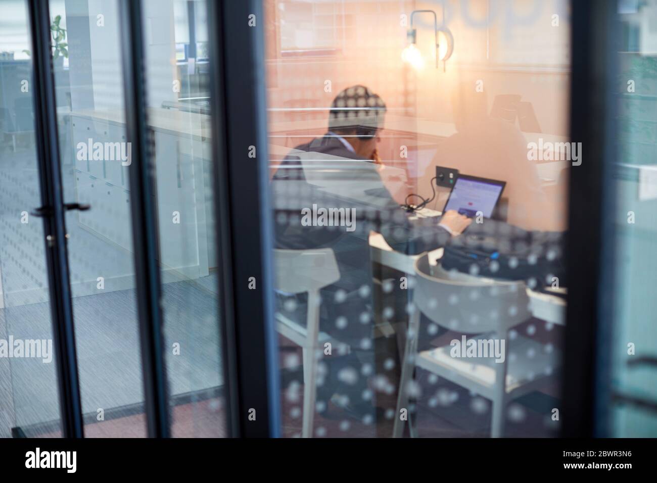 Homme travaillant au bureau, Banque D'Images