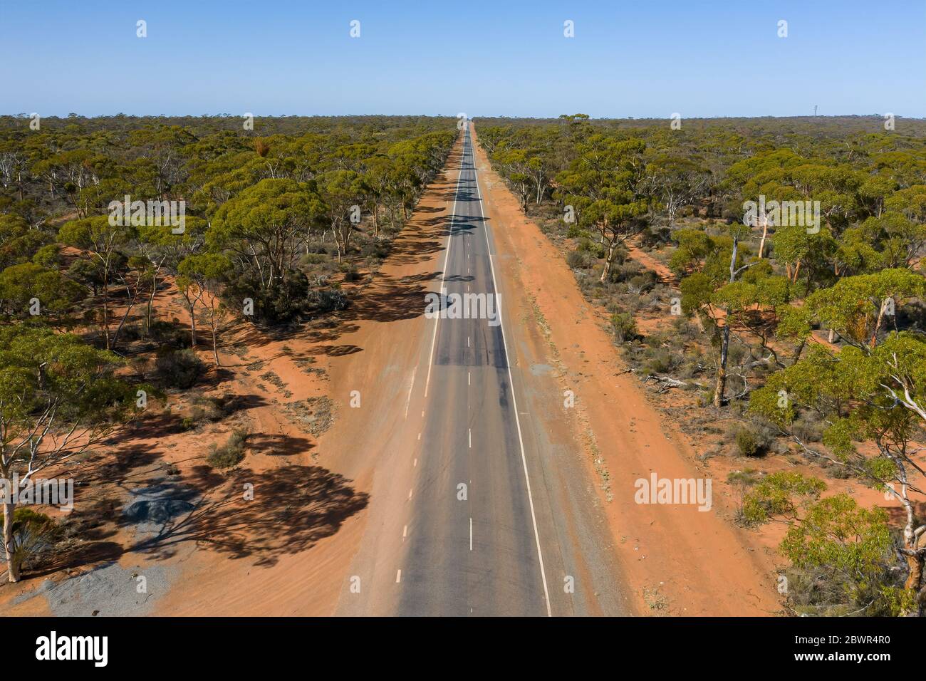 Vue aérienne en angle bas d'une longue route droite dans l'Outback australien en Australie occidentale Banque D'Images