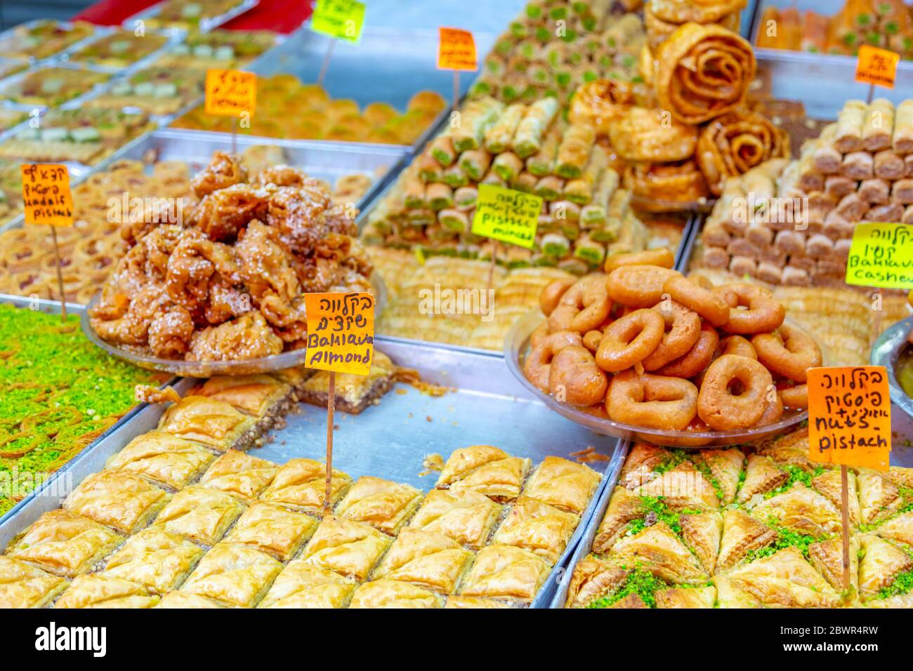Vue sur les aliments salés dans le marché Hhad veHalak sur Ha Carmel Street, tel Aviv, Israël, Moyen-Orient Banque D'Images