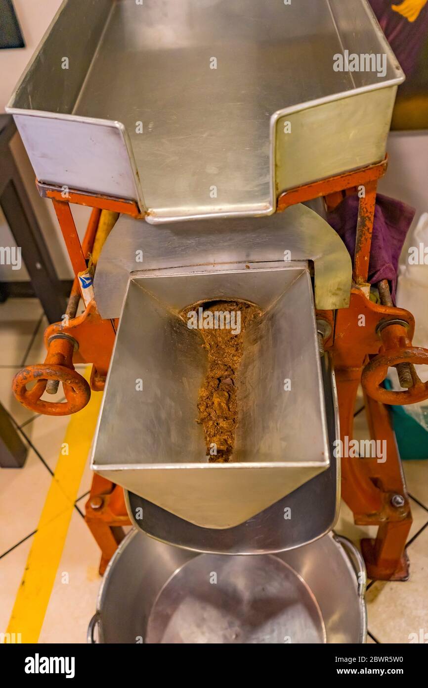 Machine à moudre de grains de chocolat cacao mexicain pour faire du  chocolat chaud Ibarra Oaxaca Mexique. Boisson aztèque ancienne. Fèves de  cacao originaires du Mexique Photo Stock - Alamy