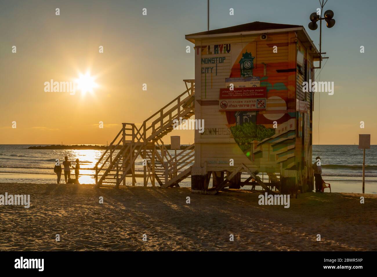 Vue sur la tour de surveillance Lifeguard sur la plage de Frishman au coucher du soleil, sur Hayarkon Street, tel Aviv, Israël, Moyen-Orient Banque D'Images