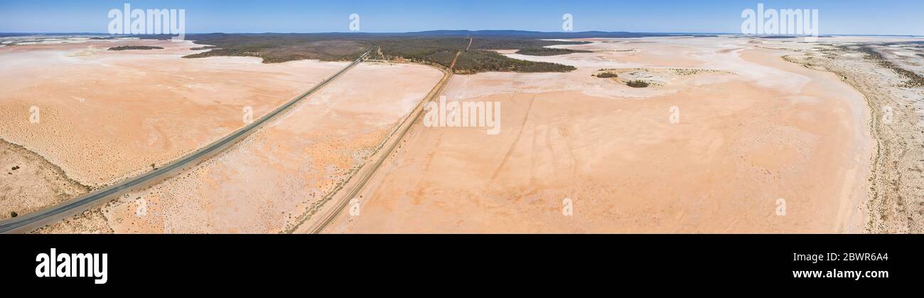 Vue aérienne de la route sur le lac rose sec sur le chemin de montagne Coolgardie-Esperance juste au nord de Norseman en Australie occidentale Banque D'Images