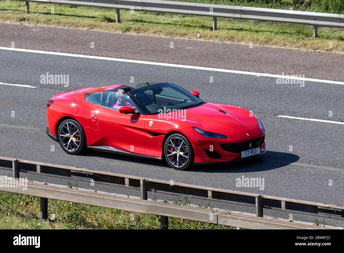 2020 rouge Ferrari Portofino S-A ; véhicules de circulation automobile, décapotables, cabriolet à toit rigide, ouvert, roadster, Cabriolets, voitures à toit rétractable conduisant des véhicules sur les routes britanniques, moteurs, motorisation sur l'autoroute M6 Banque D'Images