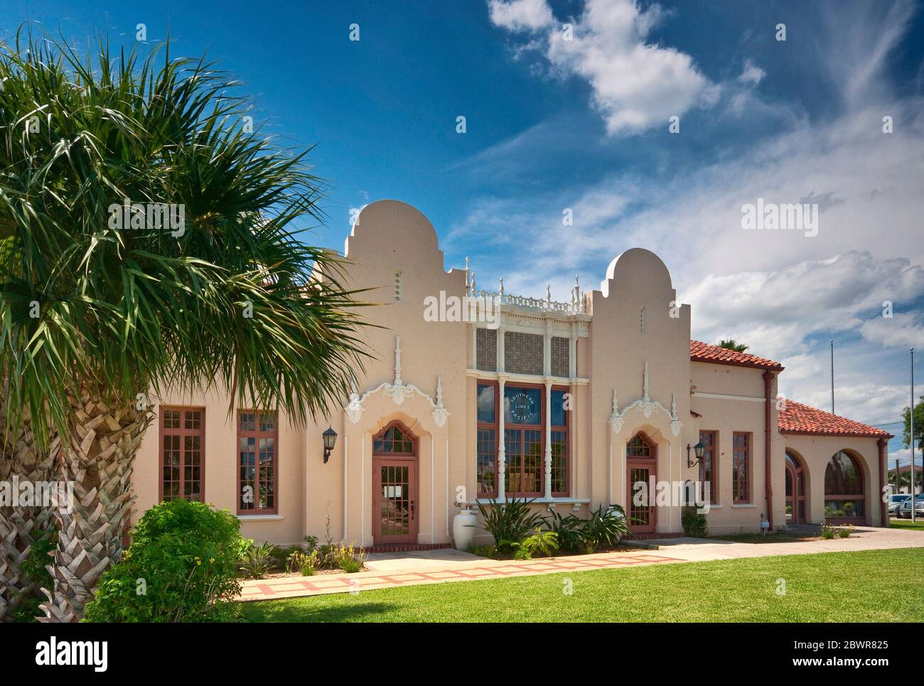 Southern Pacific Depot (1927), maintenant Chambre de commerce, style colonial espagnol de renouveau, Edinburg, Rio Grande Valley, Texas, États-Unis Banque D'Images
