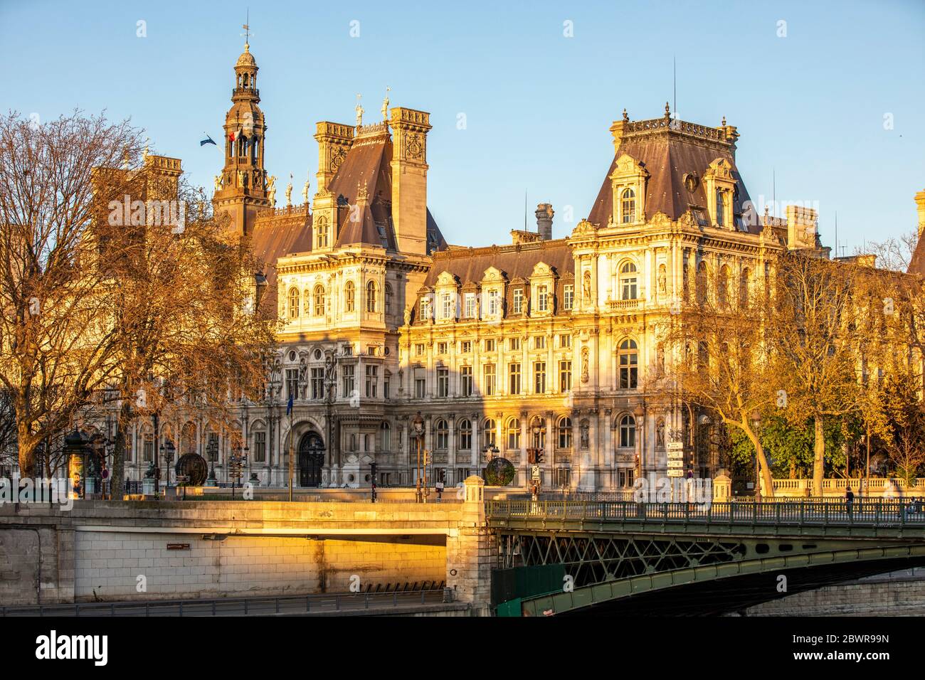 Paris, France - 4 avril 2020 : hôtel de ville à Paris au coucher du soleil pendant les mesures de confinement dues au Covid-19 Banque D'Images