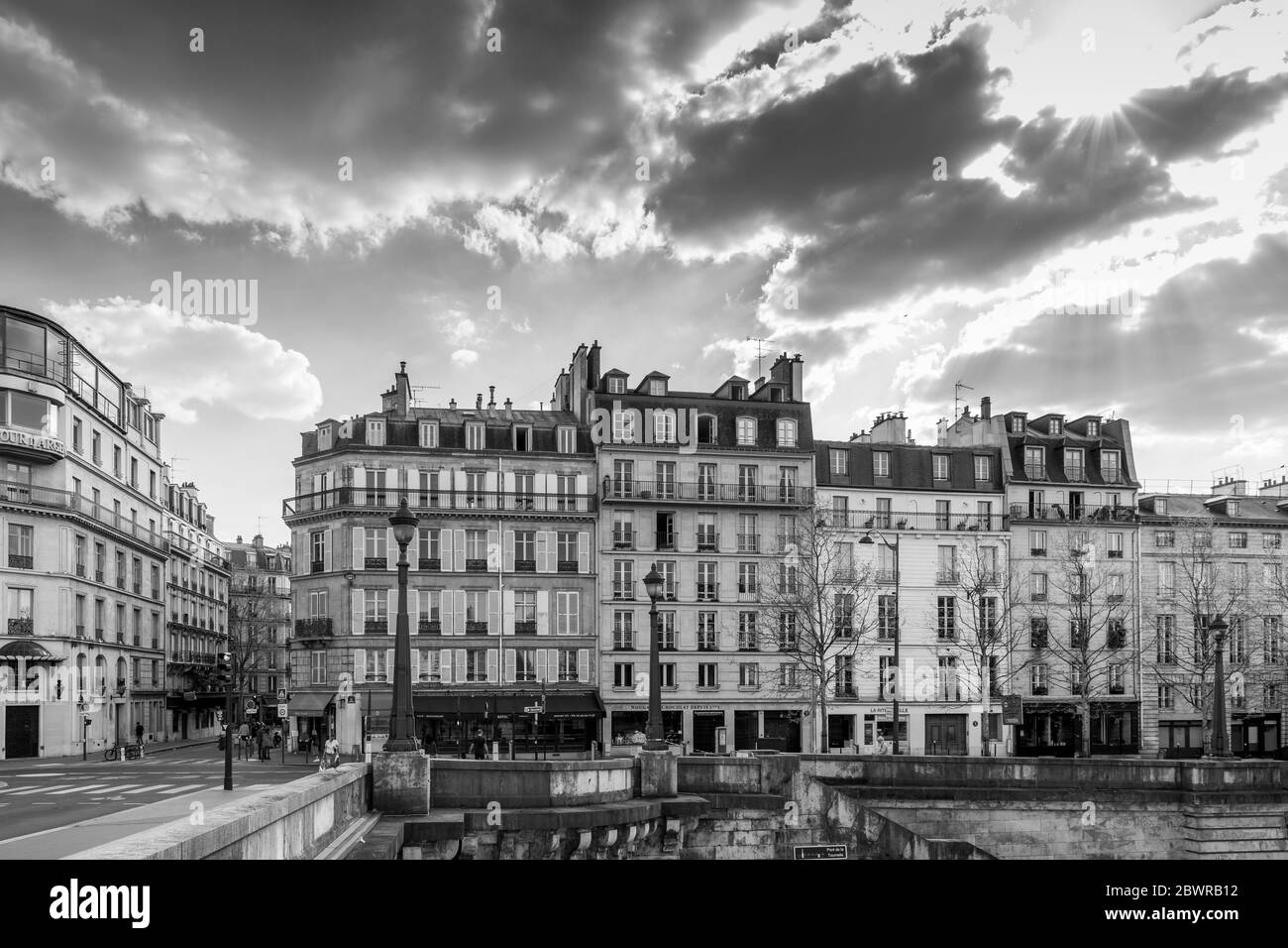 Paris, France - 9 avril 2020 : bâtiments typiques de Haussmannien près du restaurant la Tour d'argent pendant le confinement en raison de la Covid-19 Banque D'Images
