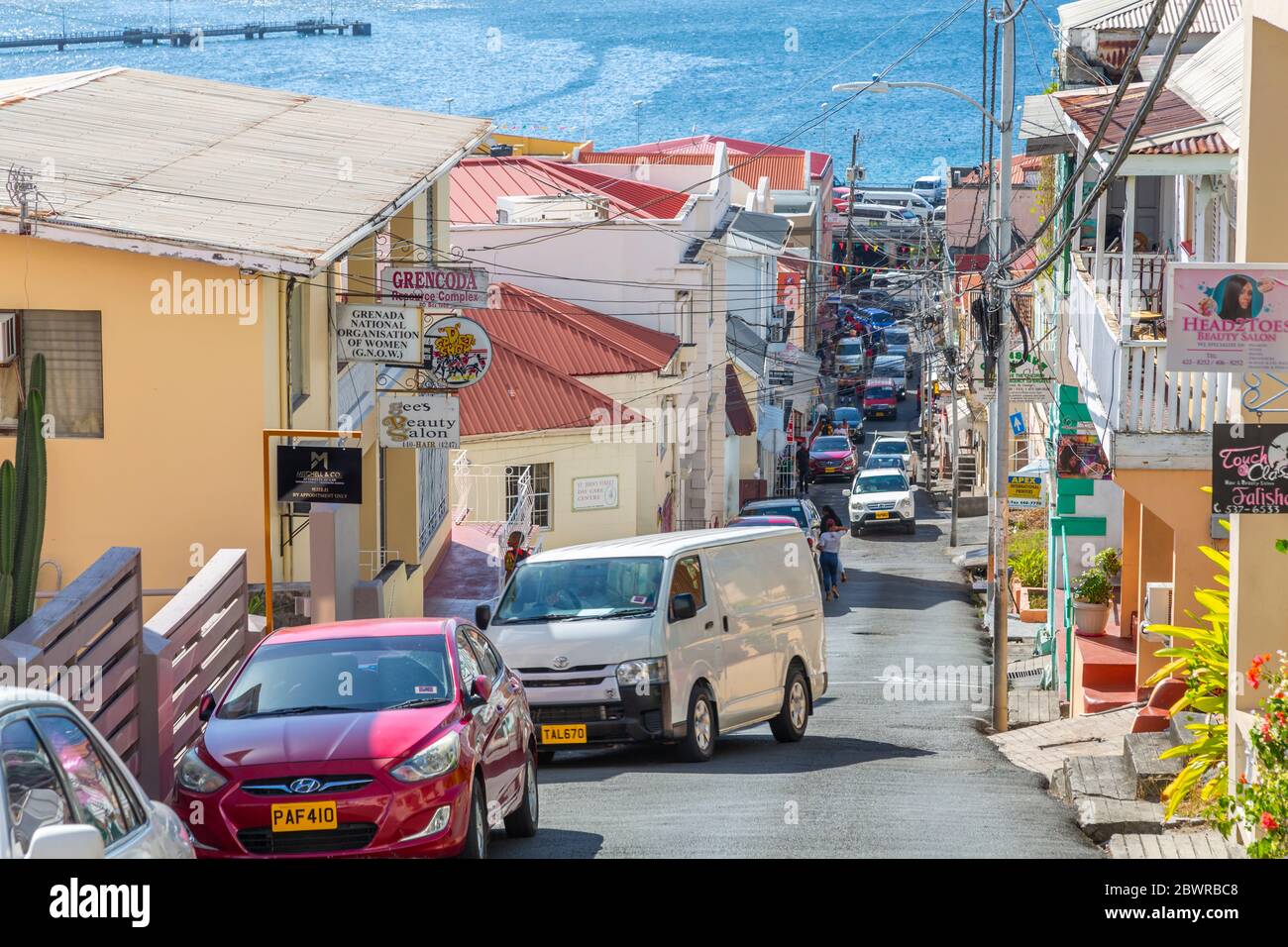 Vue sur la rue animée et la mer des Caraïbes, St George's, Grenade, les îles du vent, les Antilles, les Caraïbes, l'Amérique centrale Banque D'Images