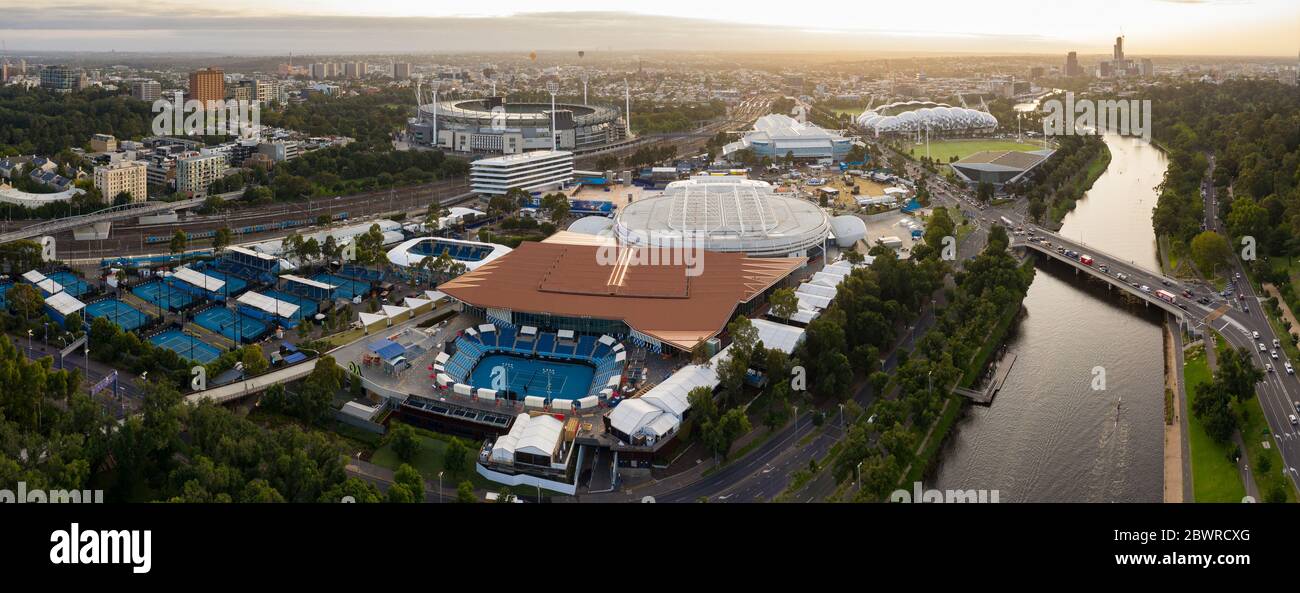Melbourne Australie 2 février 2020 : vue panoramique aérienne dans une lumière d'aube très chaude de l'arène Rod laver, du stade AAMI et du MCG Banque D'Images Melbourne Australie 2 février 2020 : vue panoramique aérienne dans une lumière d'aube très chaude de l'arène Rod laver, du stade AAMI et du MCG Banque D'Images