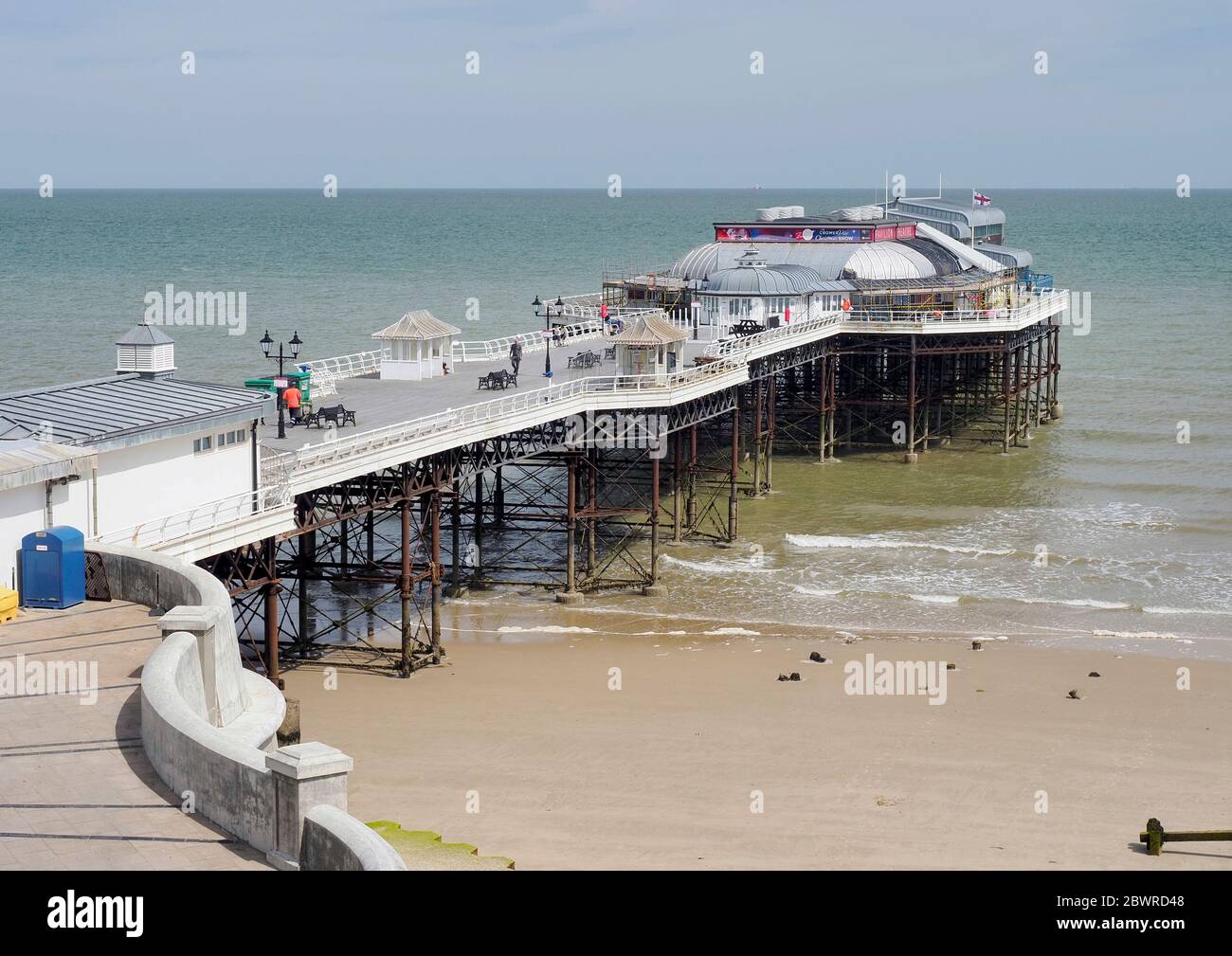 Cromer Pier à Cromer, Norfolk est l'un des autres jetées victoriennes et a la dernière extrémité de la jetée montre en Grande-Bretagne et une station de canot de sauvetage. Banque D'Images