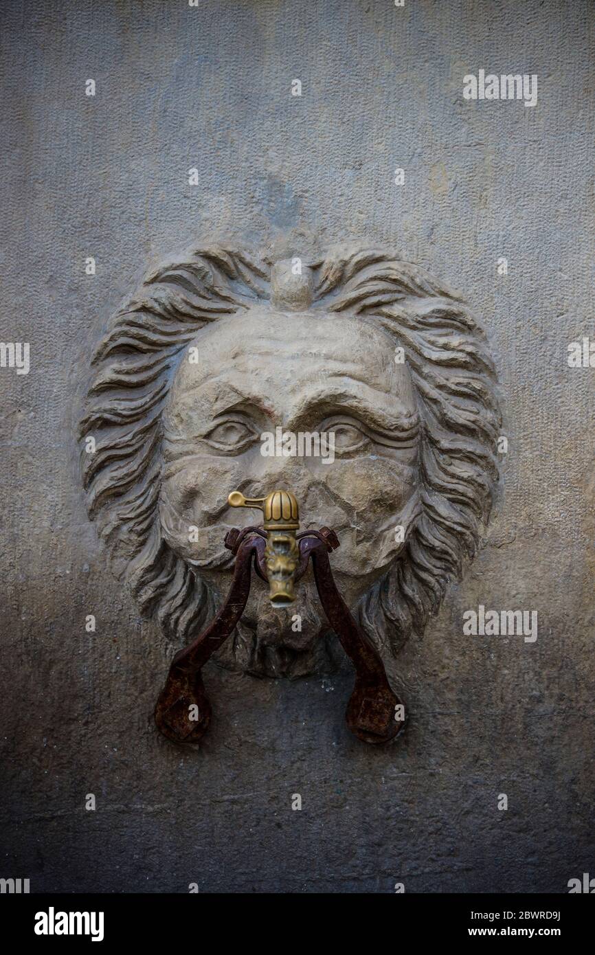 Fontaine avec masque en pierre sculpté à Gubbio, Ombrie, Italie Banque D'Images