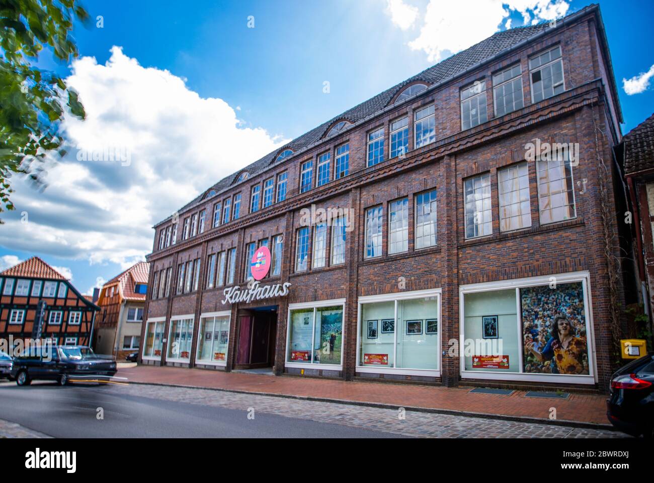 28 mai 2020, Mecklembourg-Poméranie occidentale, Dömitz: Dans les vitrines de l'ancien 'Rudolf Karstadt Kaufhaus', des photos de l'exposition de photos '50 ans Woodstock' sont accrochées. Dans le grand magasin, qui est vacant depuis des années, le spectacle ouvre sur 29.05.2020 avec des photos, de la musique et des vidéos sur le célèbre festival célébré en août 1969 dans l'État américain de New York. On y présente 160 photos sélectionnées par Elliott Landy, qui a été le photographe officiel du festival en 1969. Le bâtiment de 1926, qui était vide depuis près de 30 ans, était le deuxième bâtiment après le ma Banque D'Images