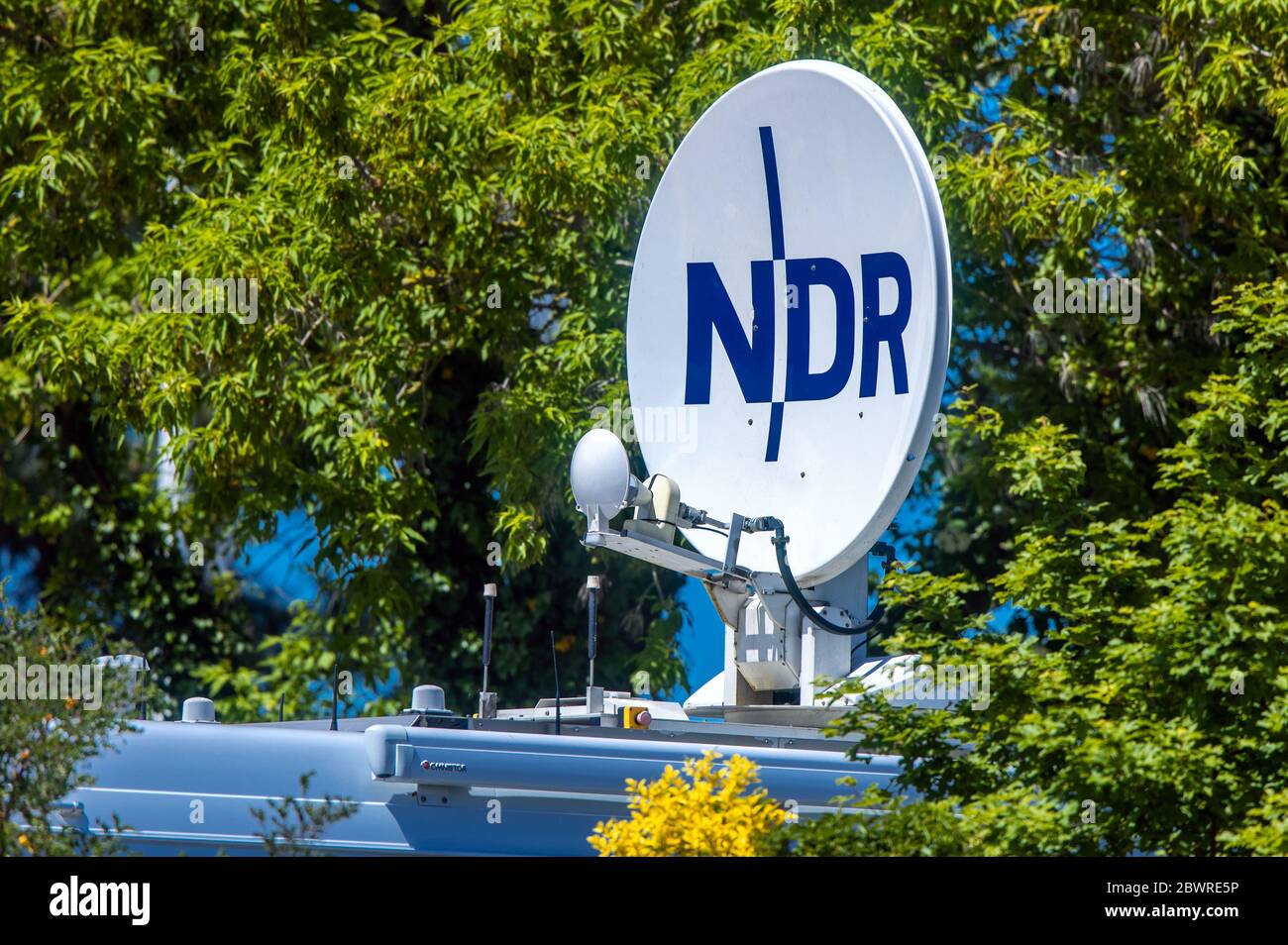 30 mai 2020, Mecklembourg-Poméranie occidentale, Warnemünde : une antenne parabolique a été installée sur le van de radiodiffusion de la Norddeutscher Rundfunk (NDR) pour une diffusion en direct. Photo: Jens Büttner/dpa-Zentralbild/ZB Banque D'Images