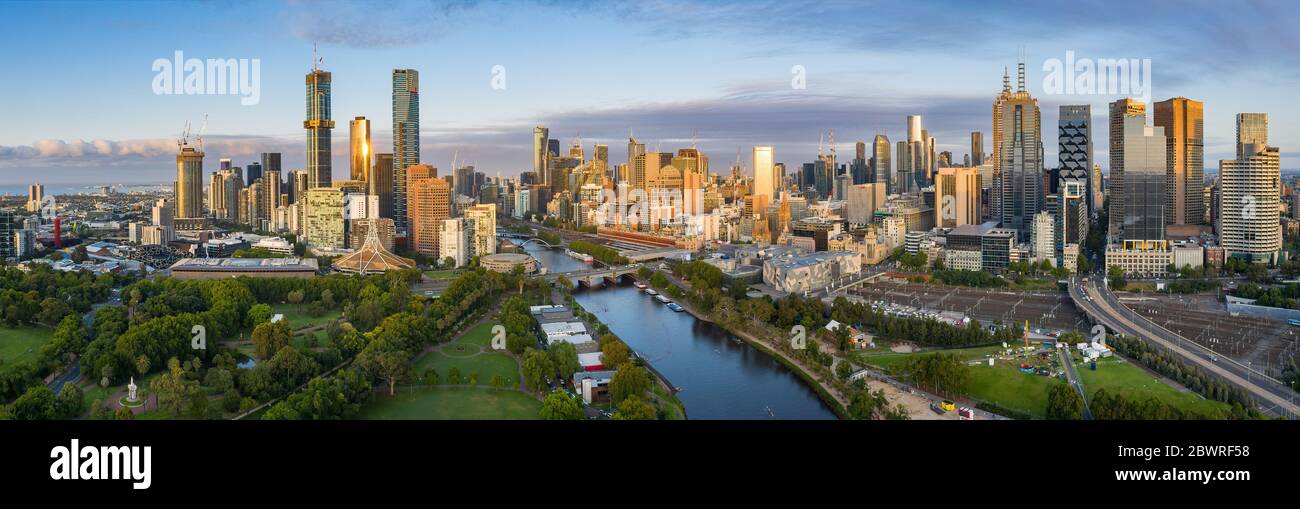 Melbourne Australie 2 février 2020 : Dawn image panoramique aérienne de la ville étonnante de Melbourne Australie Banque D'Images