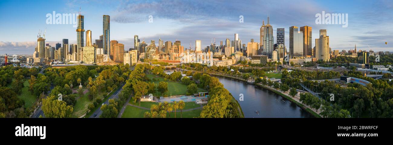 Melbourne Australie 2 février 2020 : image panoramique aérienne de l'entraînement des rameurs sur le fleuve Yarra dans la ville de Melbourne Australie Banque D'Images