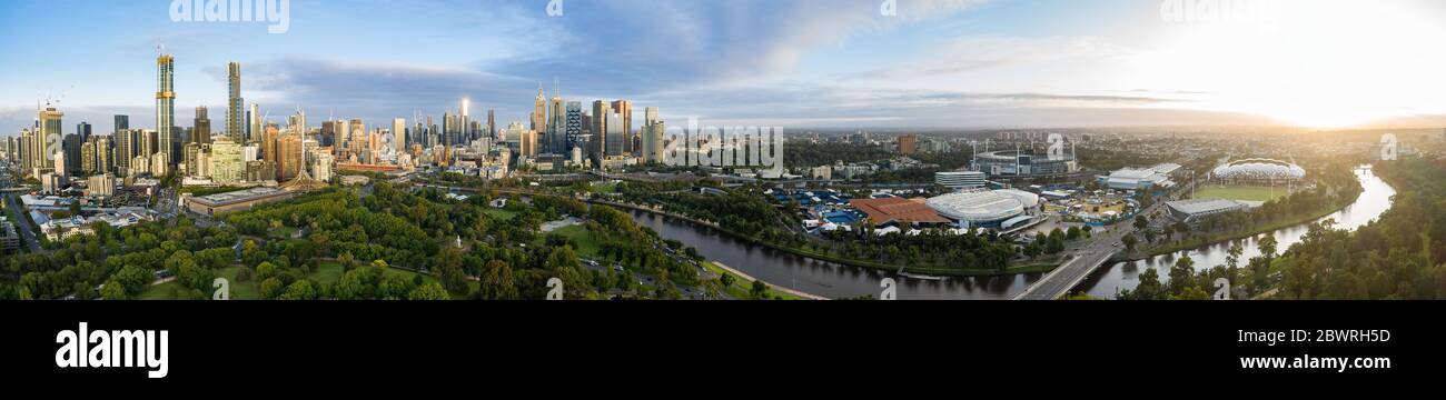Melbourne Australie 2 février 2020 : panorama aérien de la ville de Melbourne, du fleuve Yarra et jusqu'au stade AAMI à l'aube Banque D'Images