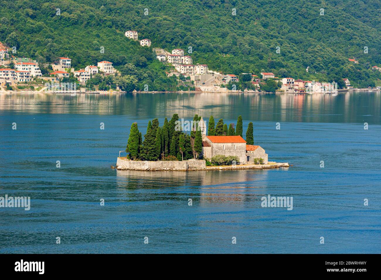 Perast, Monténégro. Baie de Kotor. L'île de Saint-Georges avec son monastère bénédictin. Banque D'Images