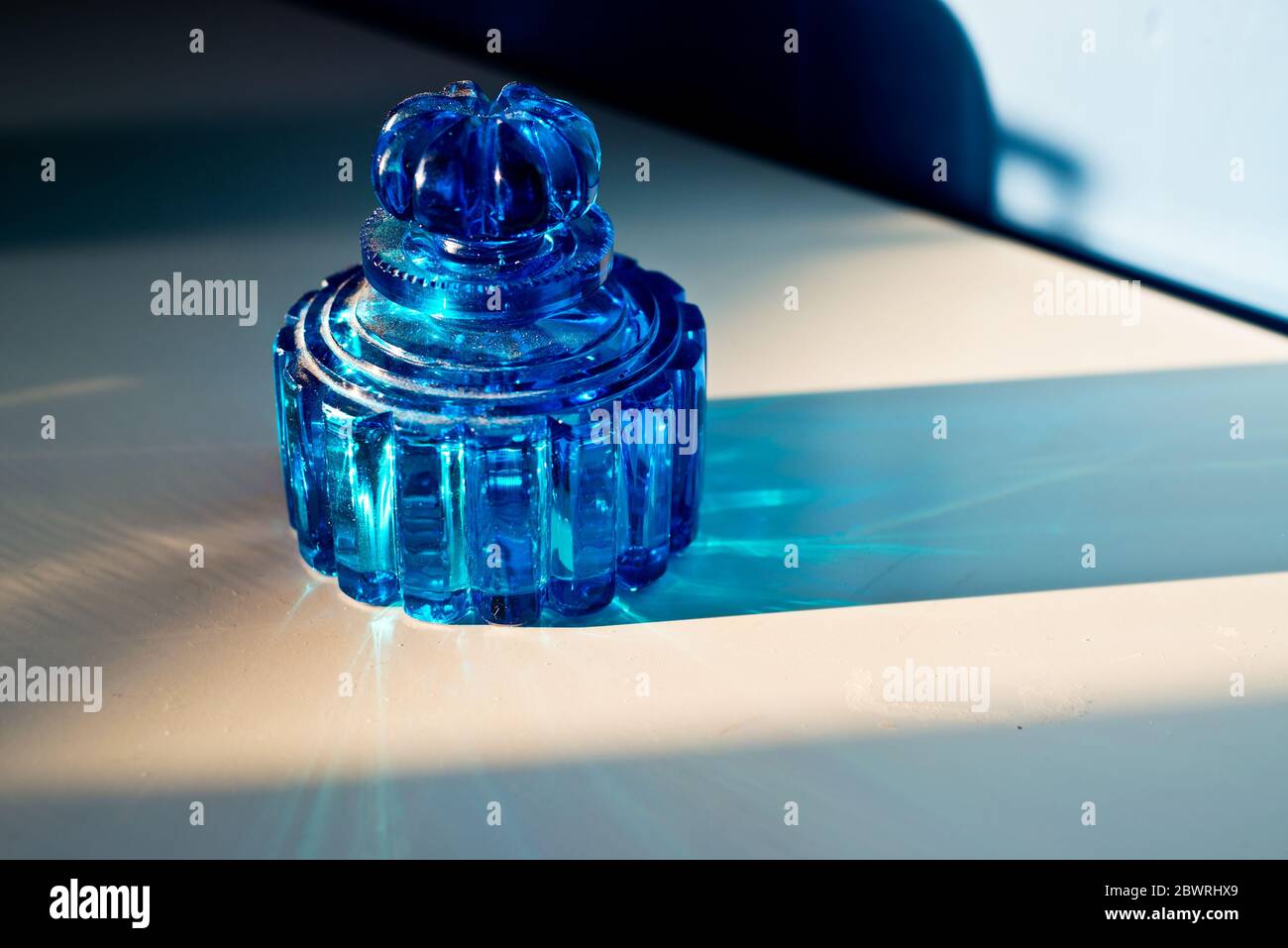 Bouteille de parfum Vintage en verre bleu Banque D'Images