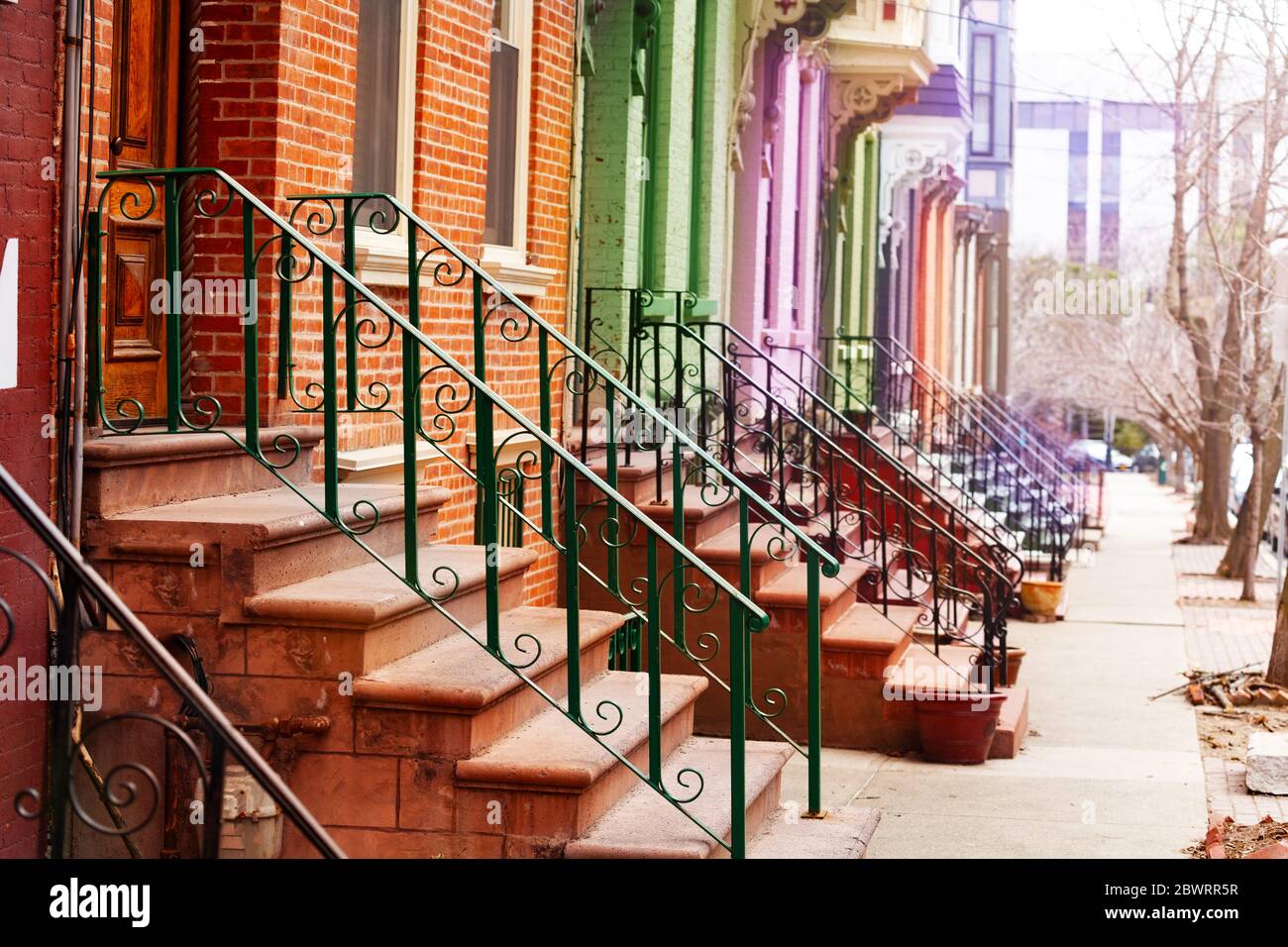 De nombreux escaliers et mains courantes colorés de maisons typiques d'Albany sur Lancaster Street, NY, USA Banque D'Images