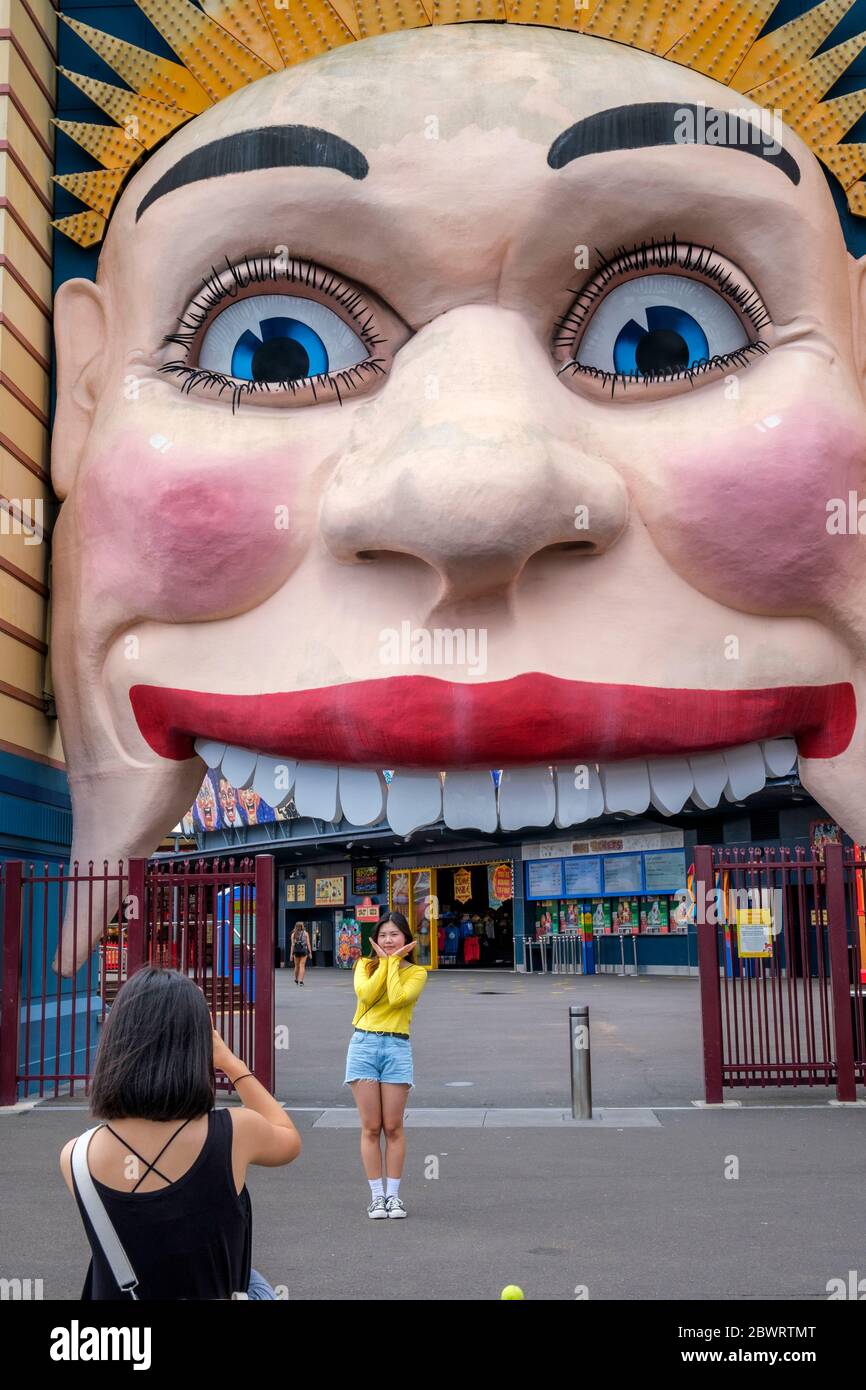 Les touristes qui prennent des photos à l'entrée emblématique de Luna Park, Sydney, Australie Banque D'Images
