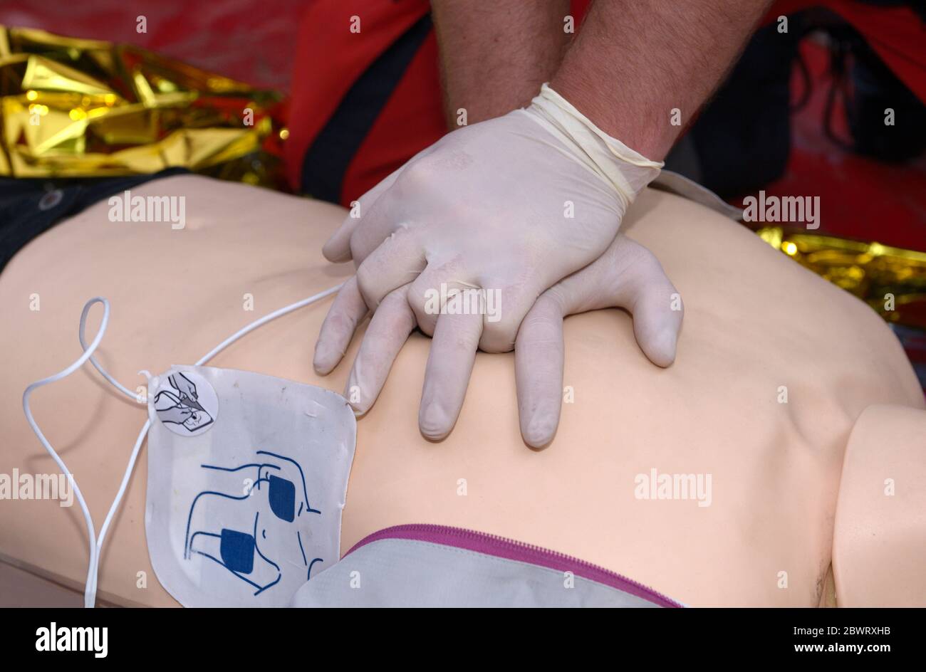 Travailleur d'urgence qui appuie sur la poitrine d'un patient, en gardant un coussin d'oxygène sur son visage. Respiration artificielle Banque D'Images
