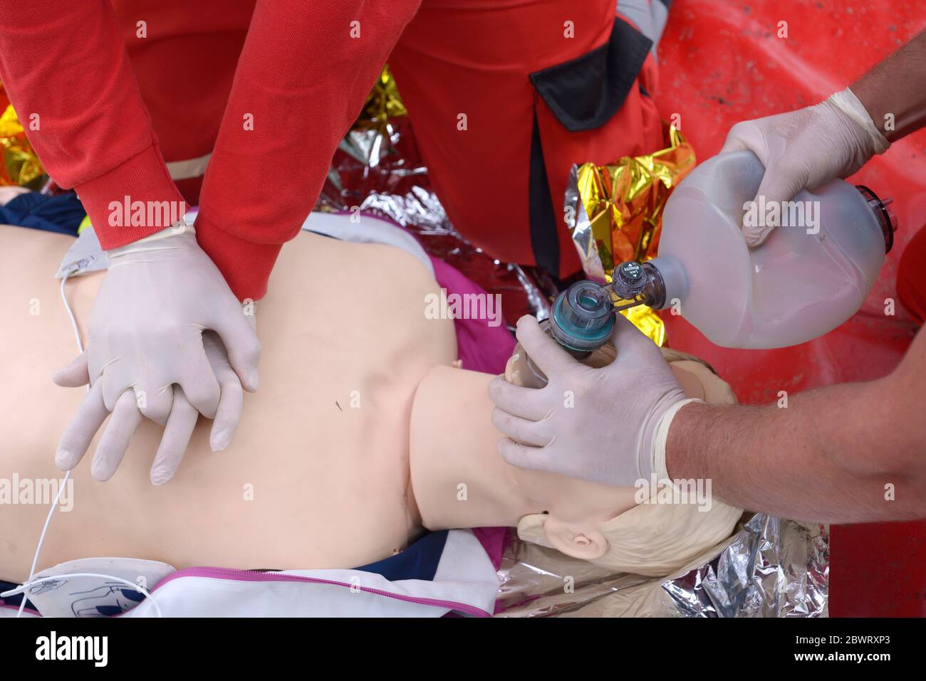 Travailleur d'urgence qui appuie sur la poitrine d'un patient, en gardant un coussin d'oxygène sur son visage. Respiration artificielle Banque D'Images