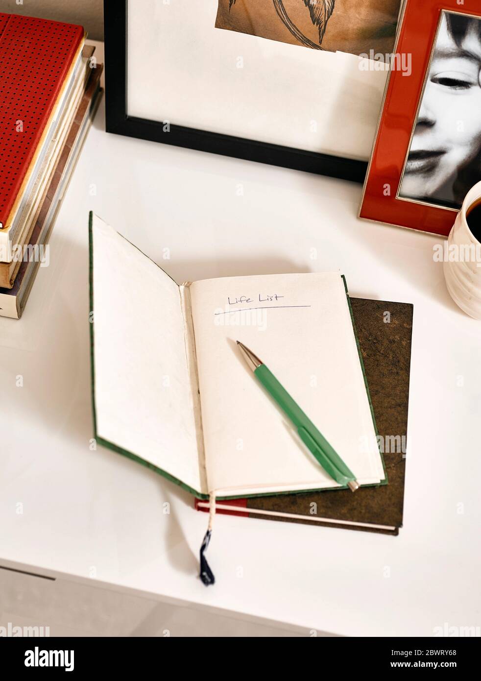 Un bloc-notes ouvert avec ''liste de vie'' écrit avec un stylo vert. Banque D'Images