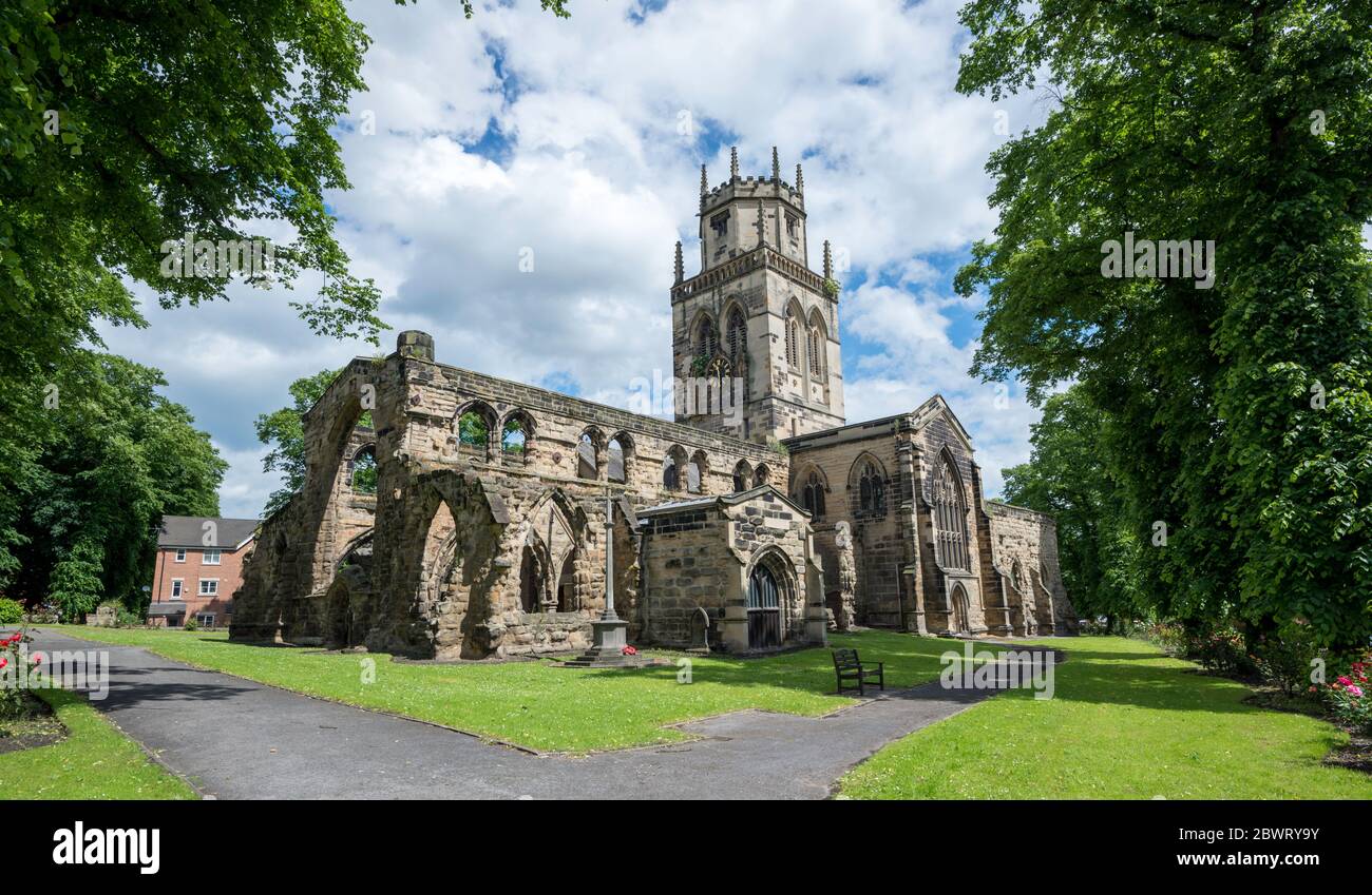 Église de tous les Saints à Pontefract, West Yorkshire - un intérieur l'église a été construite dans les années 1960 à l'intérieur des ruines de l'église médiévale Banque D'Images