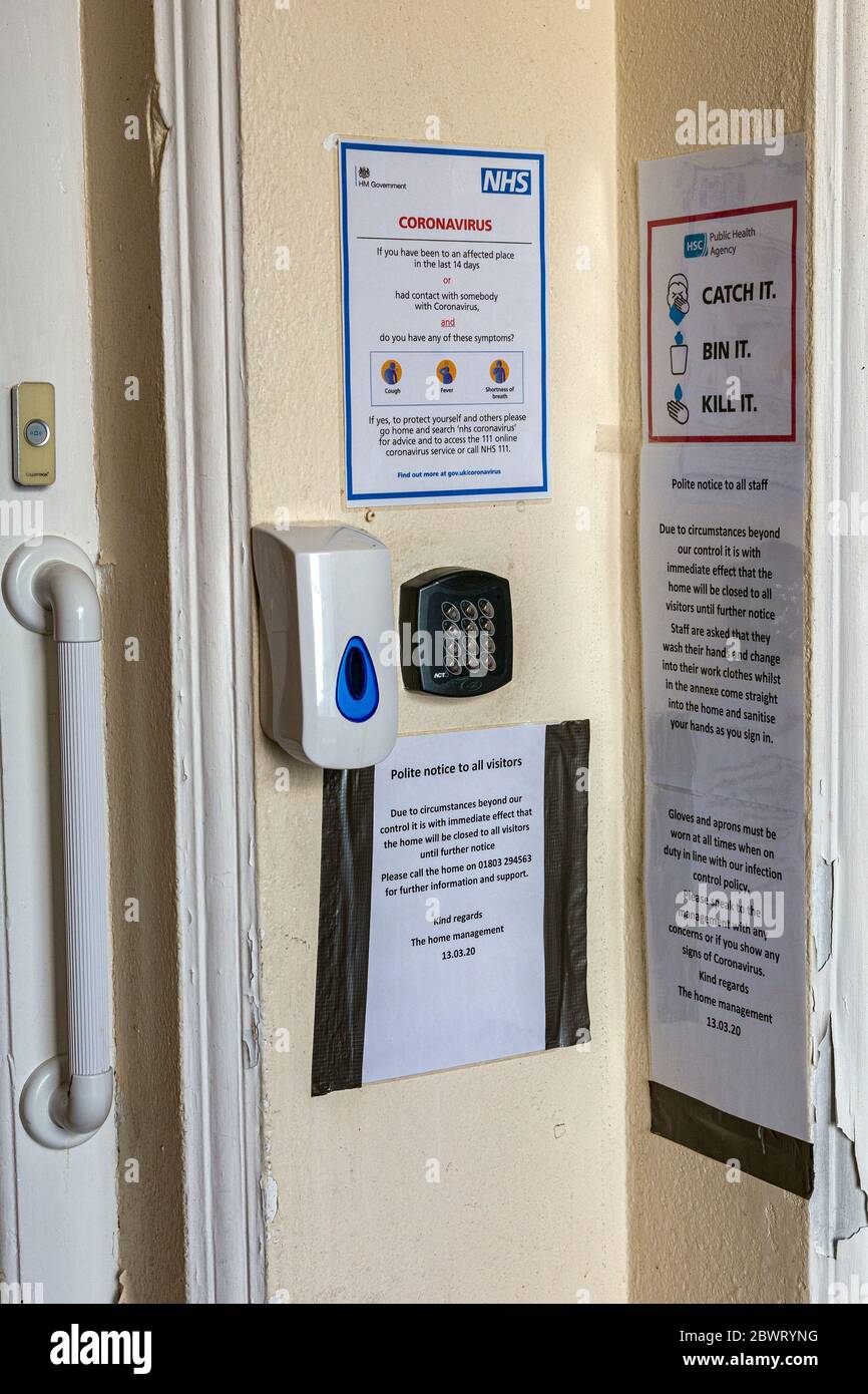 Précautions à prendre à domicile adulte principal, rhume et grippe, coronavirus, masque facial, soins de santé et médecine, travailleur de la santé, maison de soins infirmiers, visite, COVID-19 Banque D'Images