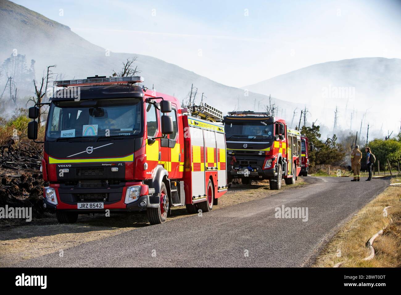 Castlewellan,Irlande du Nord,1er juin 2020: Le Service d'incendie et de sauvetage d'Irlande du Nord a déployé plus de 5 appareils, une équipe spécialisée de feux de forêt et une pompe à haut volume alors que des feux de forêt faisaient rage dans toute la province, cet incident à Castlewellan, dans le comté, étant l'un des pires allumages de la saison. Créditer A.K Media Banque D'Images