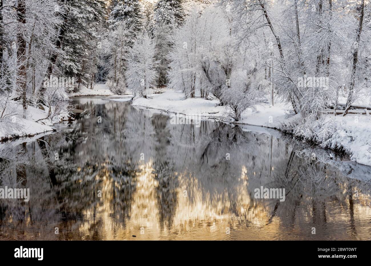 Lever du soleil en hiver sur la rivière Merced Parc national de Yosemite CA USA World Location. Banque D'Images