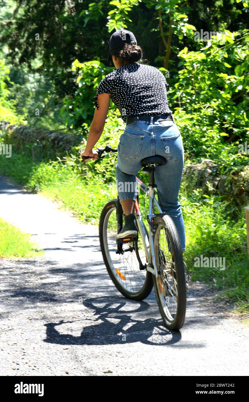 jeune femme à vélo Banque D'Images