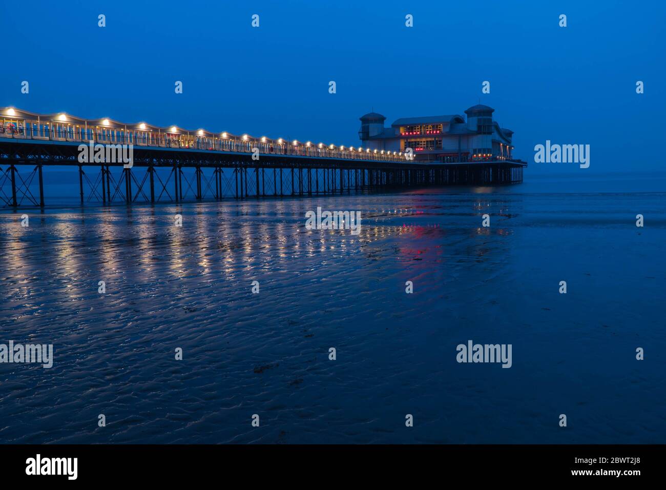 Le Grand Pier se retrouvant dans le canal de Bristol à Weston-super-Mare, Somersert Angleterre Royaume-Uni. Avril 2019. Banque D'Images