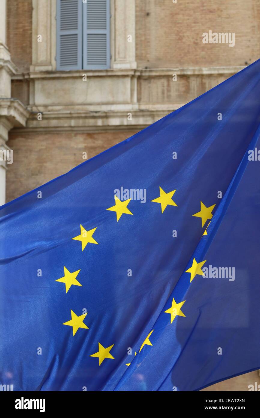 Drapeau de l'Union européenne sur l'ancien palais Banque D'Images