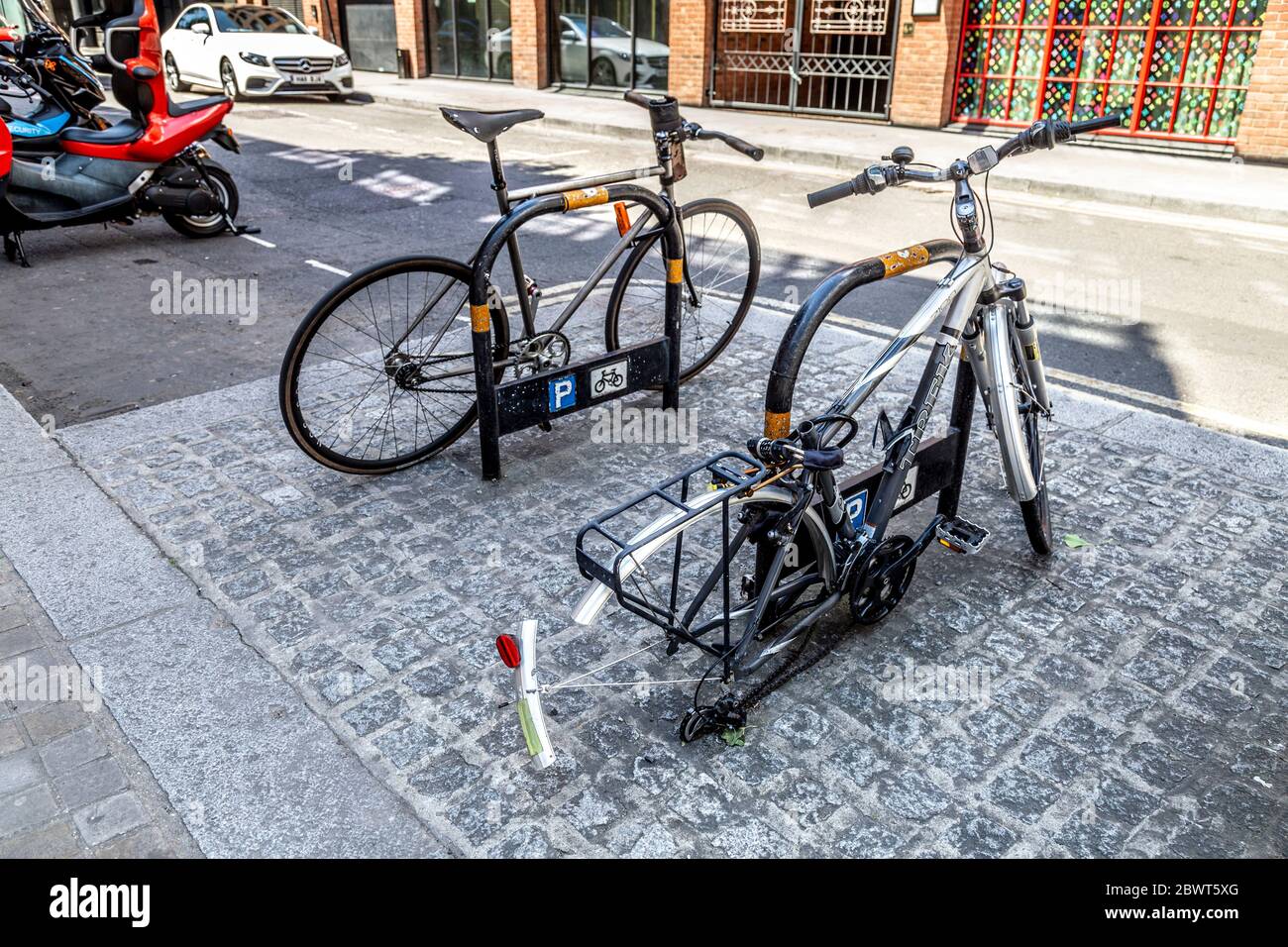 Vélo garés avec roue volée à l'est de Londres, Royaume-Uni Banque D'Images