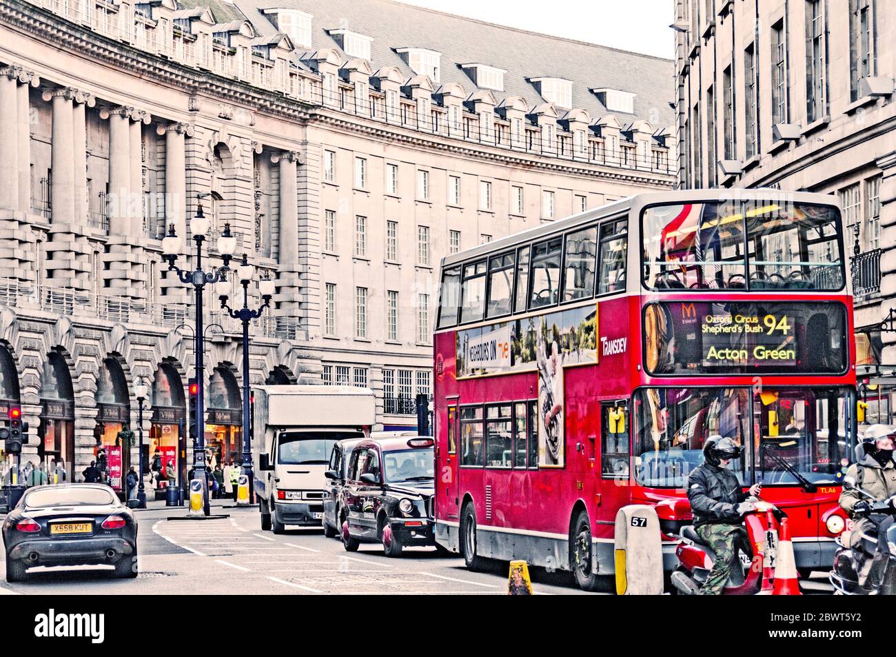 Le trafic important dans Regent Street, Londres, l'un des plus éminents et des rues commerçantes de la capitale Banque D'Images