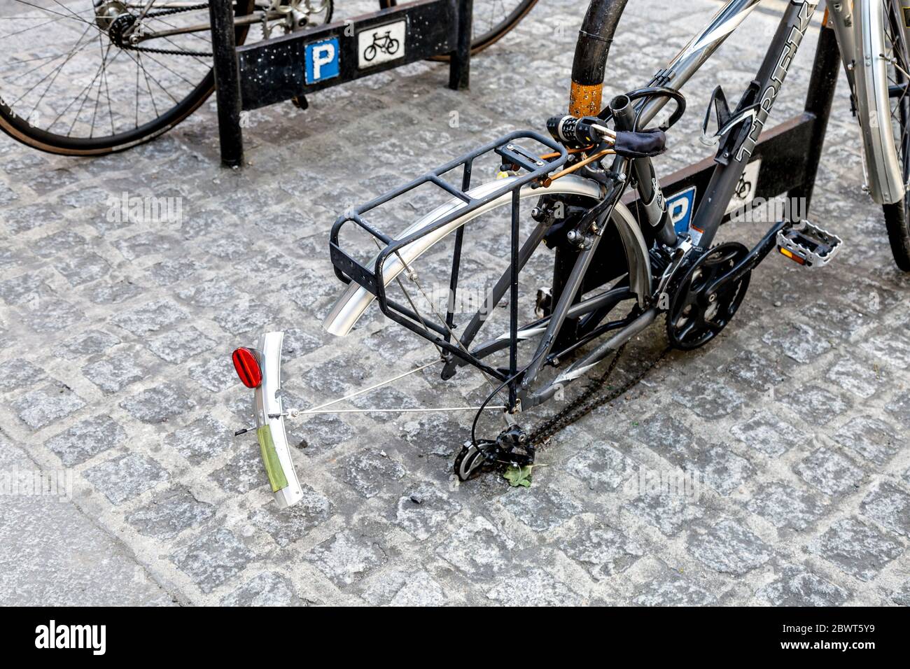 Vélo garés avec roue volée à l'est de Londres, Royaume-Uni Banque D'Images