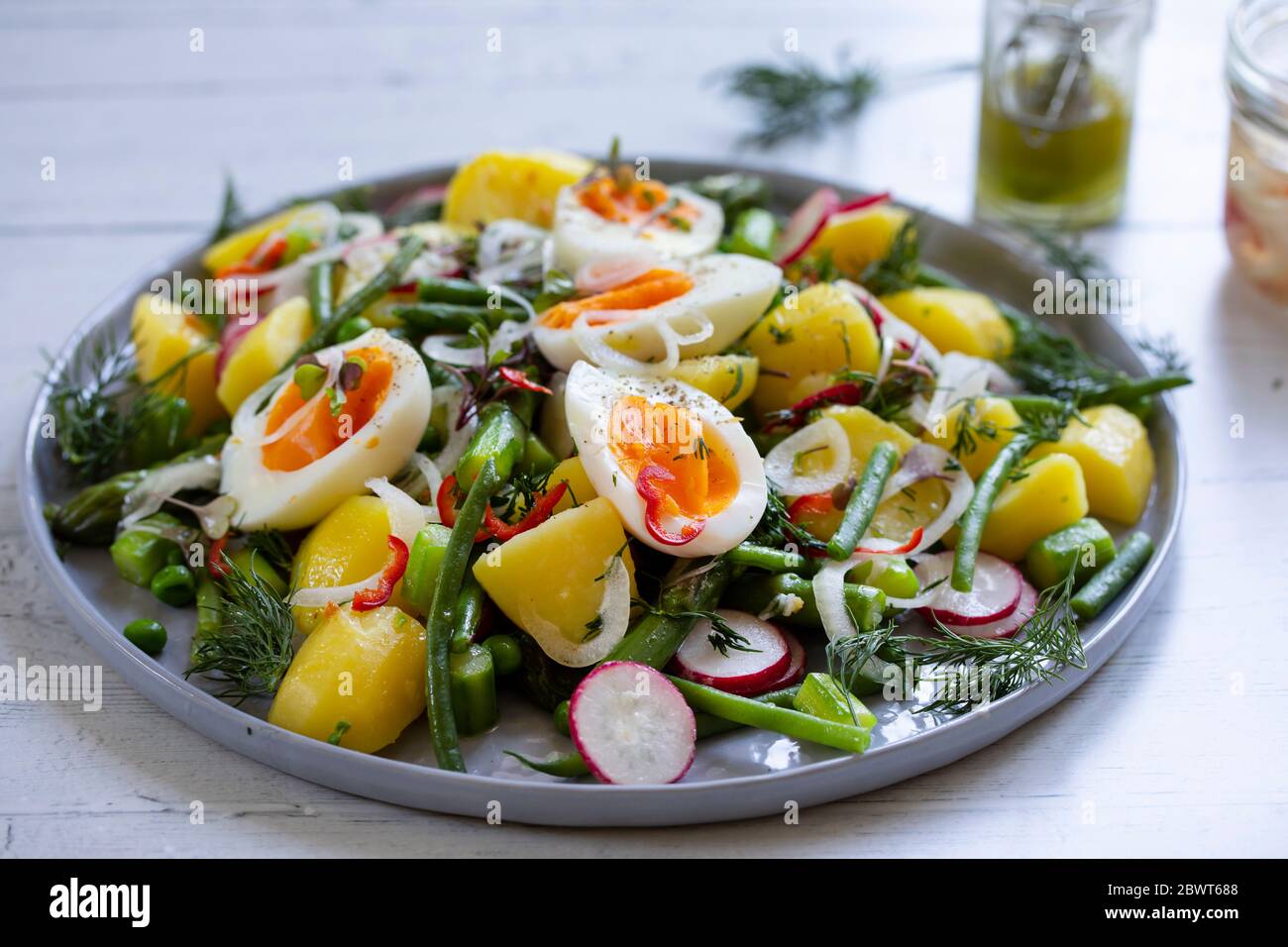 Salade d'été avec pommes de terre, haricots verts, asperges, pois et radis Banque D'Images
