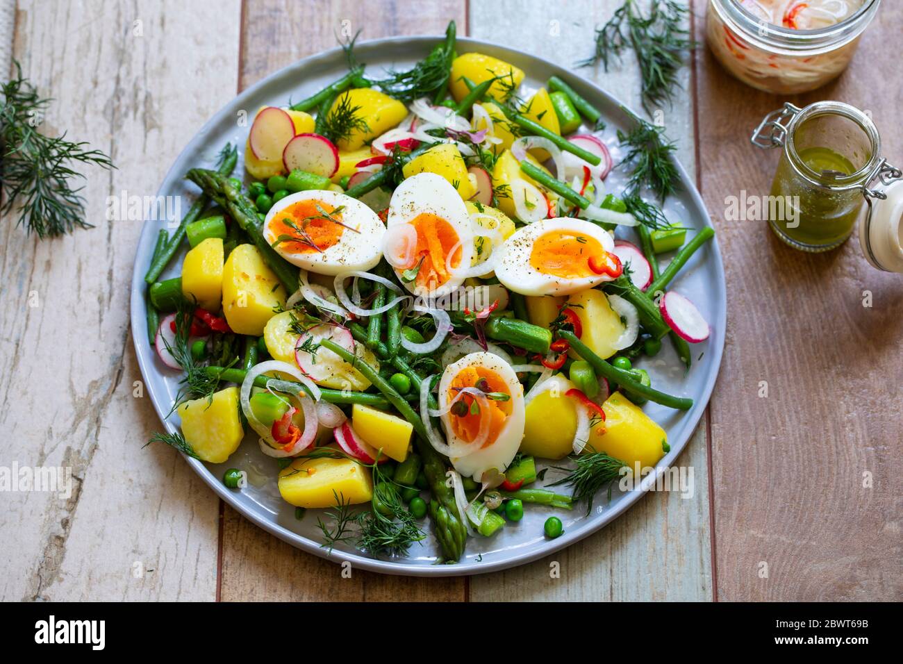 Salade d'été avec pommes de terre, haricots verts, asperges, pois et radis Banque D'Images